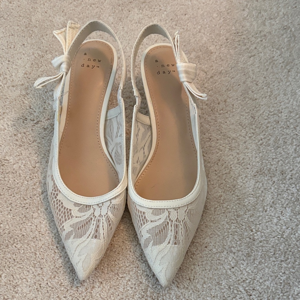 A New Day Women's White Lace Pointed Bridal Kitten Heels